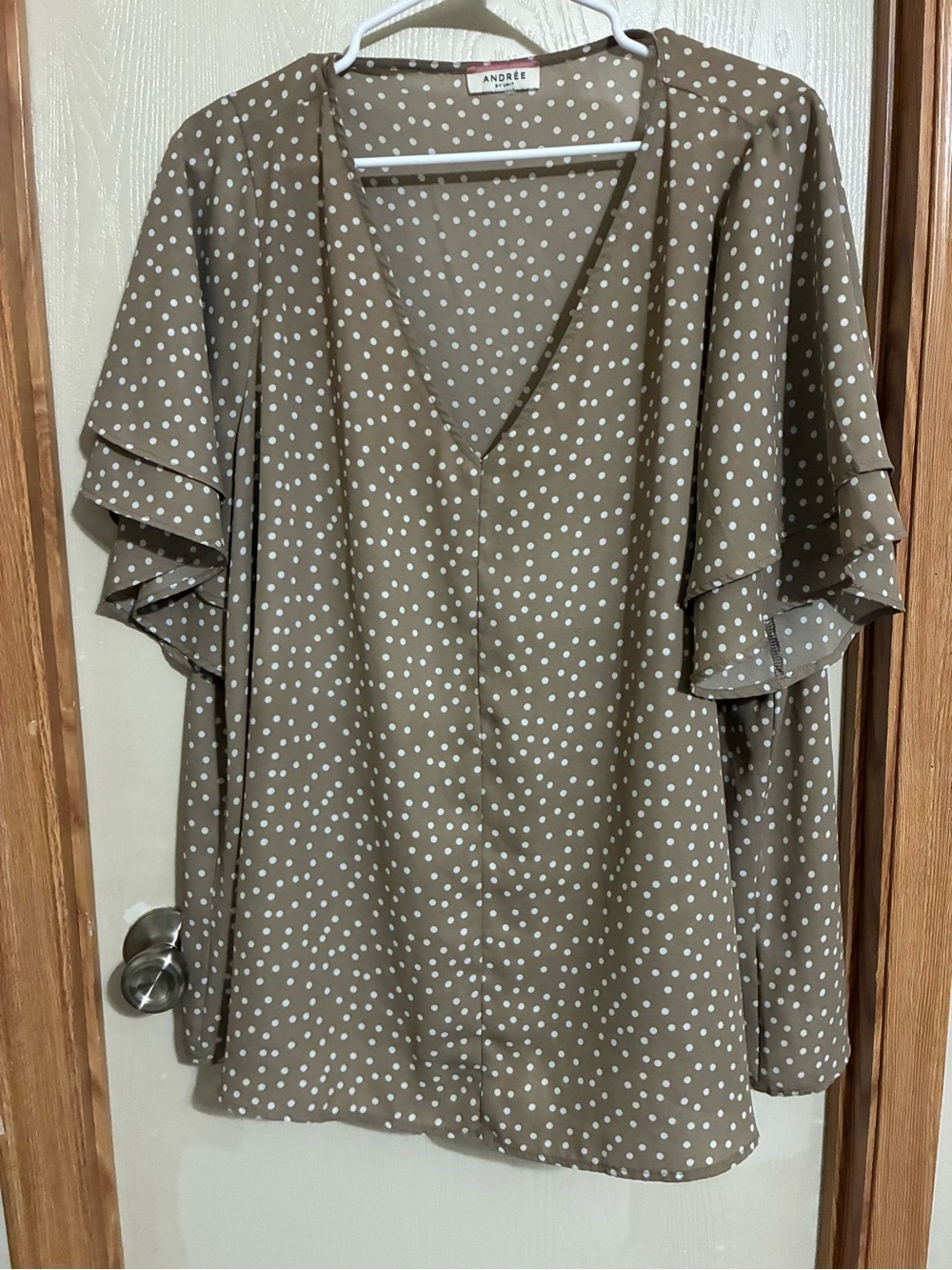 ANDREE BY UNIT Taupe and White Polka Dot V-Neck Flutter Sleeve Top